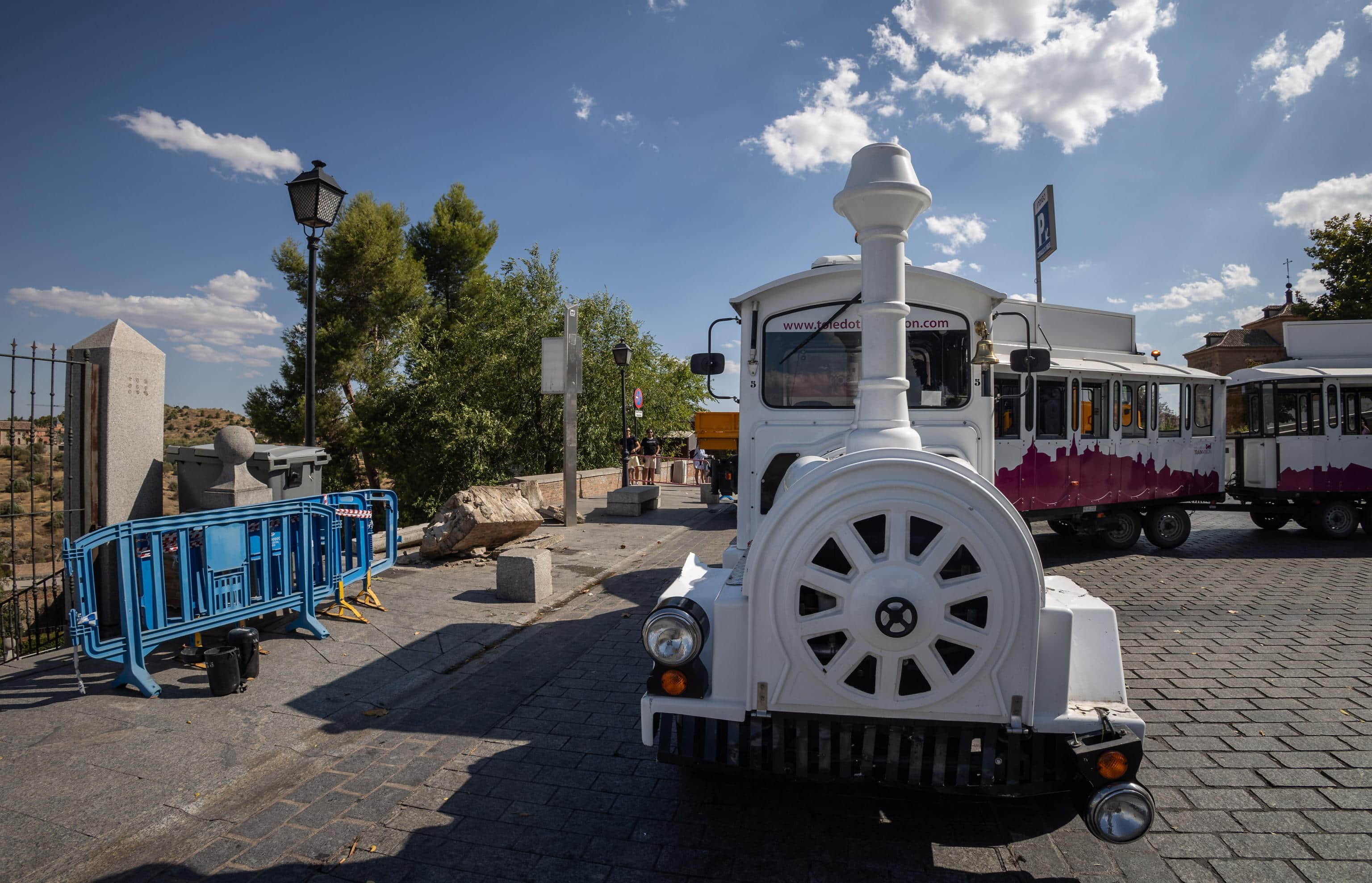 epa13184743 A view of the sightseeing train after an Italian tourist, 44, was injured after he was run over by the vehicle in Toledo, central Spain, 22 August 2026. The train started moving when it was empty and without a driver. The incident is being investigated.  EPA/Angeles Visdomine