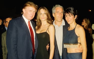 Trump e la futura moglie Melania, insieme a Epstein e Maxwell, a Mar-a-Lago, 2000.