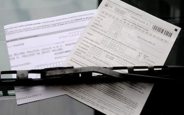 Milano - Aumento delle multe fatte dalla poliza locale agli automobilisti (Rich / IPA/Fotogramma, Milano - 2016-11-30) p.s. la foto e' utilizzabile nel rispetto del contesto in cui e' stata scattata, e senza intento diffamatorio del decoro delle persone rappresentate