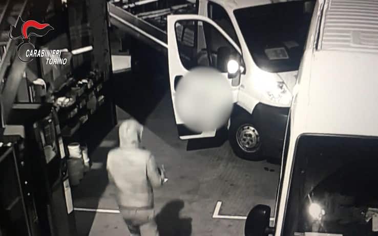 Un fermo immagine tratto da un video dei carabinieri di Torino, 14 settembre 2021: Avevano saccheggiato anche gli arredi di un hotel chiuso durante il lockdown i componenti della banda smantellata dai carabinieri di Torino questa mattina all'alba in una maxi operazione, che ha portato a quindici misure cautelari, tra carcere, domiciliari e obblighi di dimora. Tra i loro obiettivi non solo i furgoni pieni di materiale edile, ma anche confezioni di caramelle di uno stabilimento di Moncalieri (Torino). Gli indagati sono accusati di aver commesso trenta furti aggravati, una rapina, cinque episodi di ricettazione del materiale rubato e debito utilizzo di carte di credito. Il gruppo criminale, che aveva base a Torino e nell'hinterland , era altamente specializzato, al punto che era in grado di compiere fino a tre furti a notte.
ANSA/CARABINIERI EDITORIAL USE ONLY NO SALES