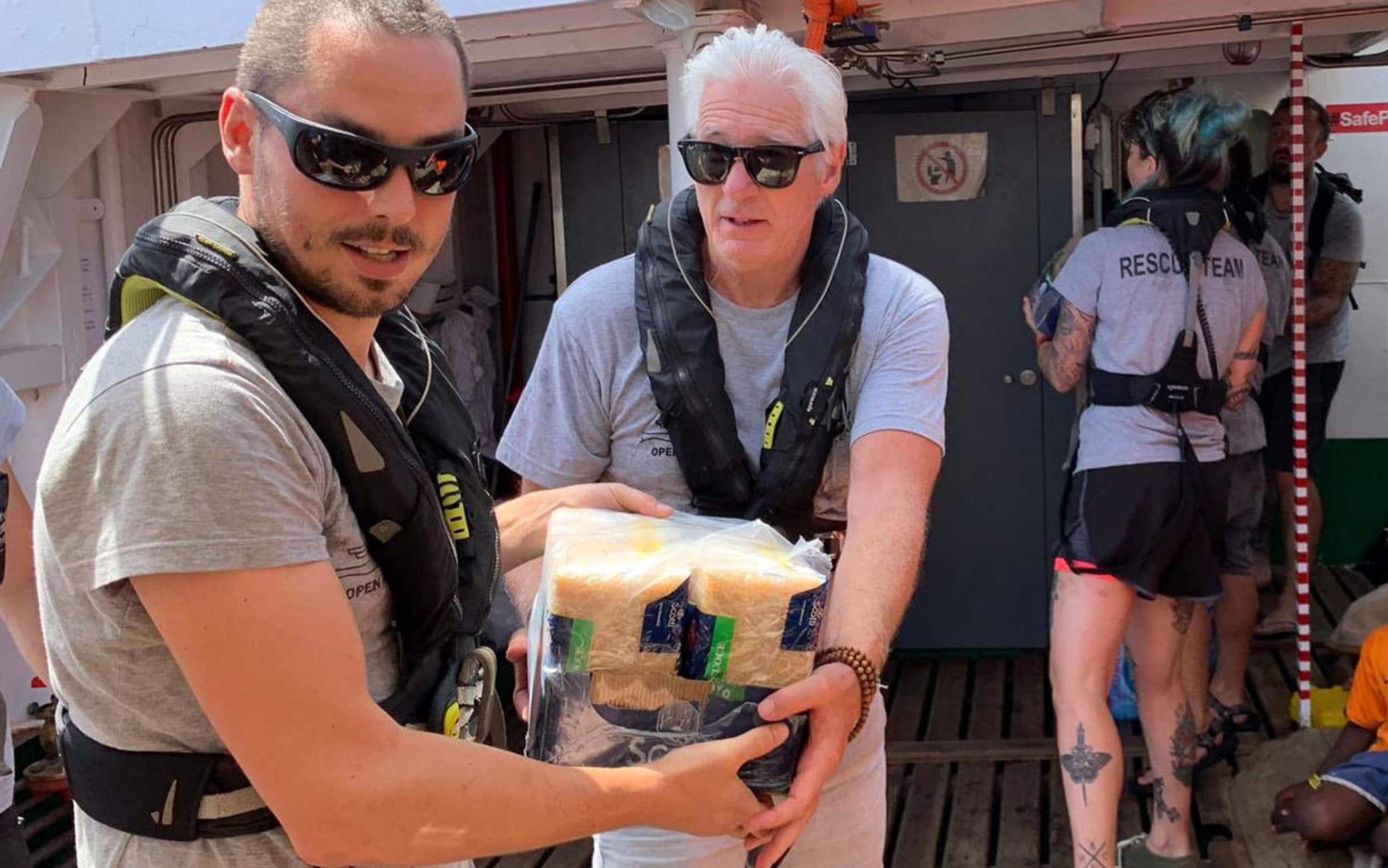 "Richard Gere ci ha raggiunti a Lampedusa per dare il suo sostegno al nostro equipaggio e a tutte le persone a bordo". E' quanto si legge in una nota di Open Arms, la Ong spagnola che lo scorso 1 agosto ha salvato nel Canale di Sicilia 124 persone che si trovavano su dueimbarcazioni alla deriva e da otto giorni è in mare senza aver ottenuto l'autorizzazione ad approdare. ANSA/TWITTER/OPEN ARMS +++ ANSA PROVIDES ACCESS TO THIS PHOTO TO BE USED SOLELY TO ILLUSTRATE NEWS REPORTING OR COMMENTARY ON THE FACTS OR EVENTS DEPICTED IN THIS IMAGE; NO ARCHIVING; NO LICENSING +++