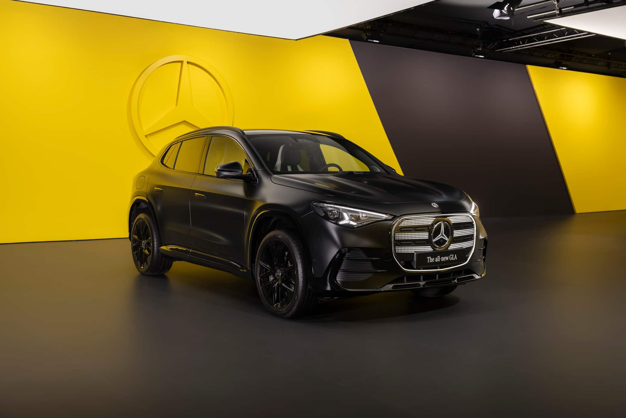 Der neue elektrische Mercedes-Benz GLA.Exterieur: Kosmosschwarz magnoInterieur: ARTICO nappa-look crystal white/MICROCUT microfibre black//The all-new Mercedes-Benz GLA electric.Exterior: cosmos black magnoInterior: ARTICO nappa-look crystal white/MICROCUT microfibre black