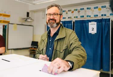 Il sindaco uscente di Trento di centrosinistra, Franco Ianeselli, vota al seggio per le elezioni comunali, Trento, 04 maggio 2025. ANSA/u.s. Ianeselli