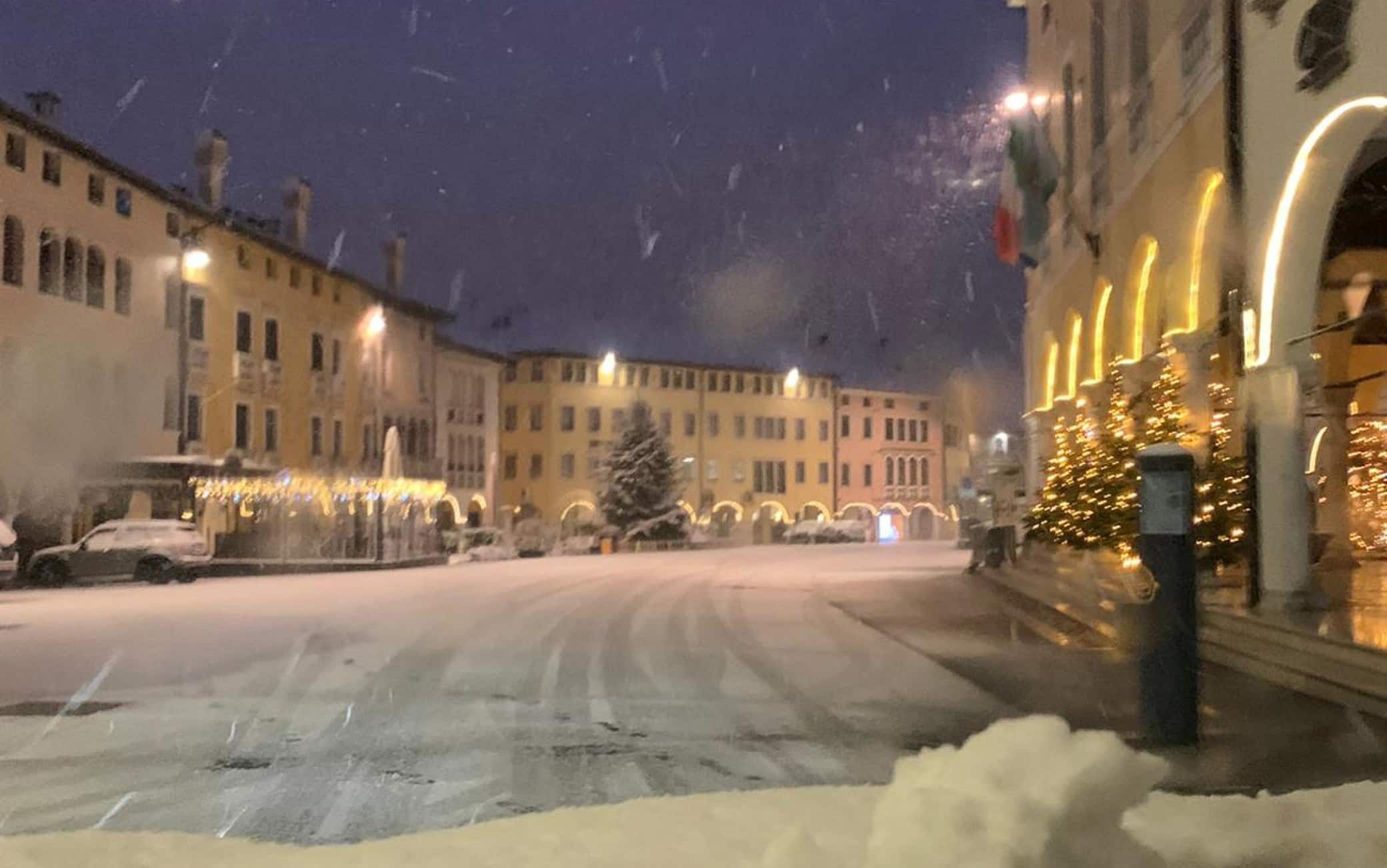 La neve caduta durante la notte a Sacile (PN), 28 dicembre 2020.ANSA/ Andrea Ordan