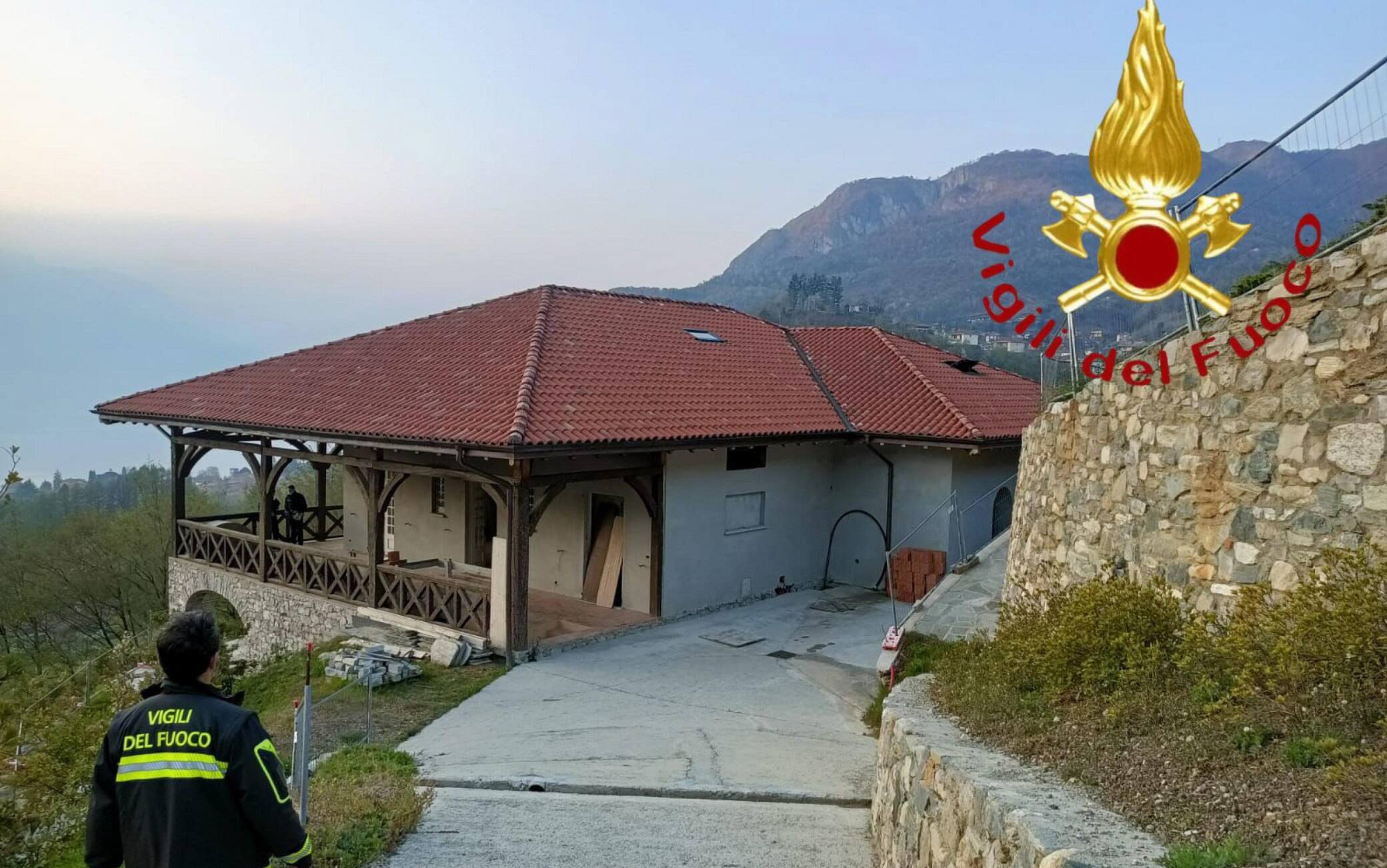 Vigili del fuoco nei pressi della villa del presentatore russo Vladimir Solovyev, sostenitore di Putin, a Menaggio sul Lago di Como, già sequestrata dal governo italiano nell'ambito delle sanzioni economiche agli oligarchi, 6 aprile 2022. 
ANSA/ VIGILI DEL FUOCO ++HO - NO SALES EDITORIAL USE ONLY++