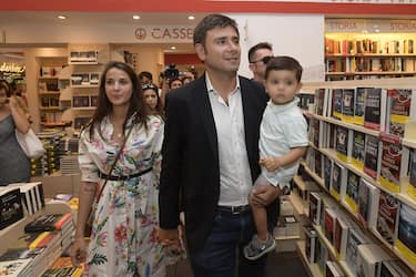 Alessandro Di Battista presenta il libro "Politcamente Scorretto" alla libreria Mondadori di Piazza Cola di Rienzo