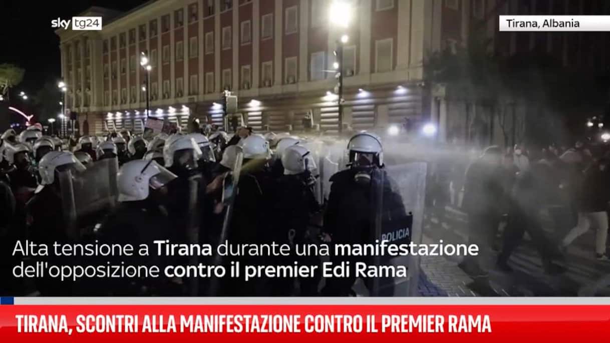 Tirana, scontri alla manifestazione contro il premier Rama