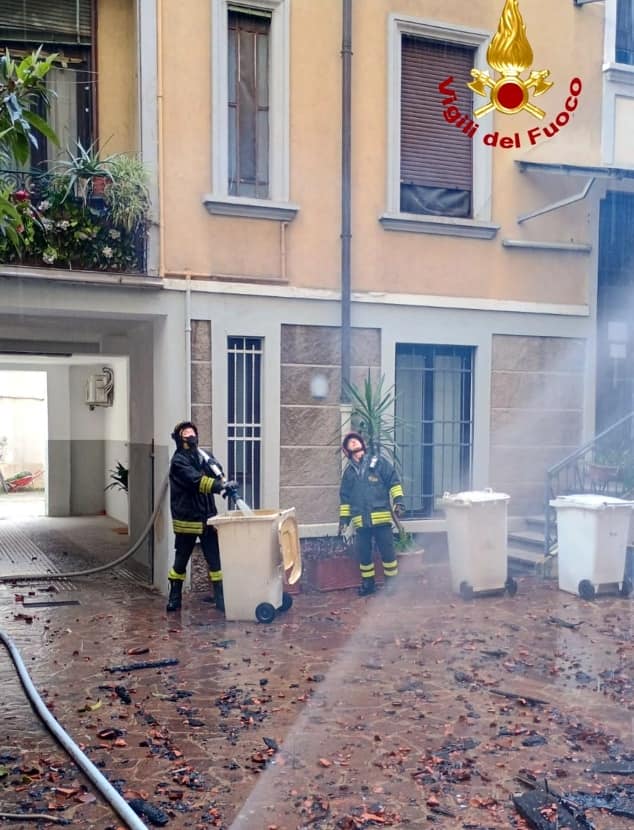 Milano, incendio in una palazzina di via Menabrea, crolla parte del tetto. Le fiamme sono divampate al quarto piano di una palazzina e hanno avvolto il sottotetto in pochi minuti: sei squadre dei vigili del fuoco in via Menabrea.

Questa e' una foto privata pubblicata sui social network o su media televisivi fornita da questa Agenzia. L'Agenzia non rivendica alcuna proprieta , incluso ma non limitato al copyright o alla licenza del materiale allegato. Le tariffe addebitate da questa Agenzia sono solo per i servizi dell'Agenzia e non trasmettono, ne' intendono trasmettere all'utente, alcuna proprieta  di copyright o licenza sul materiale. Con la pubblicazione di questo materiale l'utente accetta espressamente di indennizzare e tenere indenne l'Agenzia e i suoi amministratori, azionisti e dipendenti da qualsiasi perdita, reclamo, danno, richiesta, spesa (comprese le spese legali), o qualsiasi causa di azione o accusa nei confronti dell'Agenzia derivante da o connessa in qualsiasi modo alla pubblicazione del materiale.