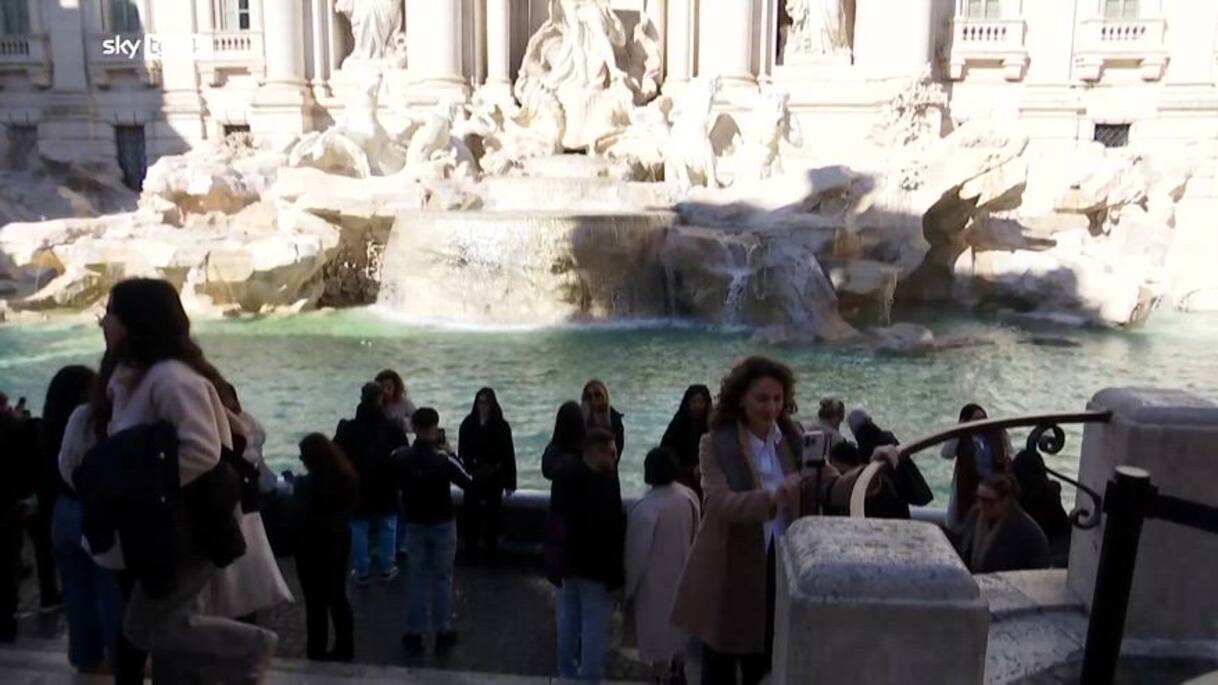 Fontana di Trevi a pagamento per i turisti, ticket a 2 euro | Video Sky ...