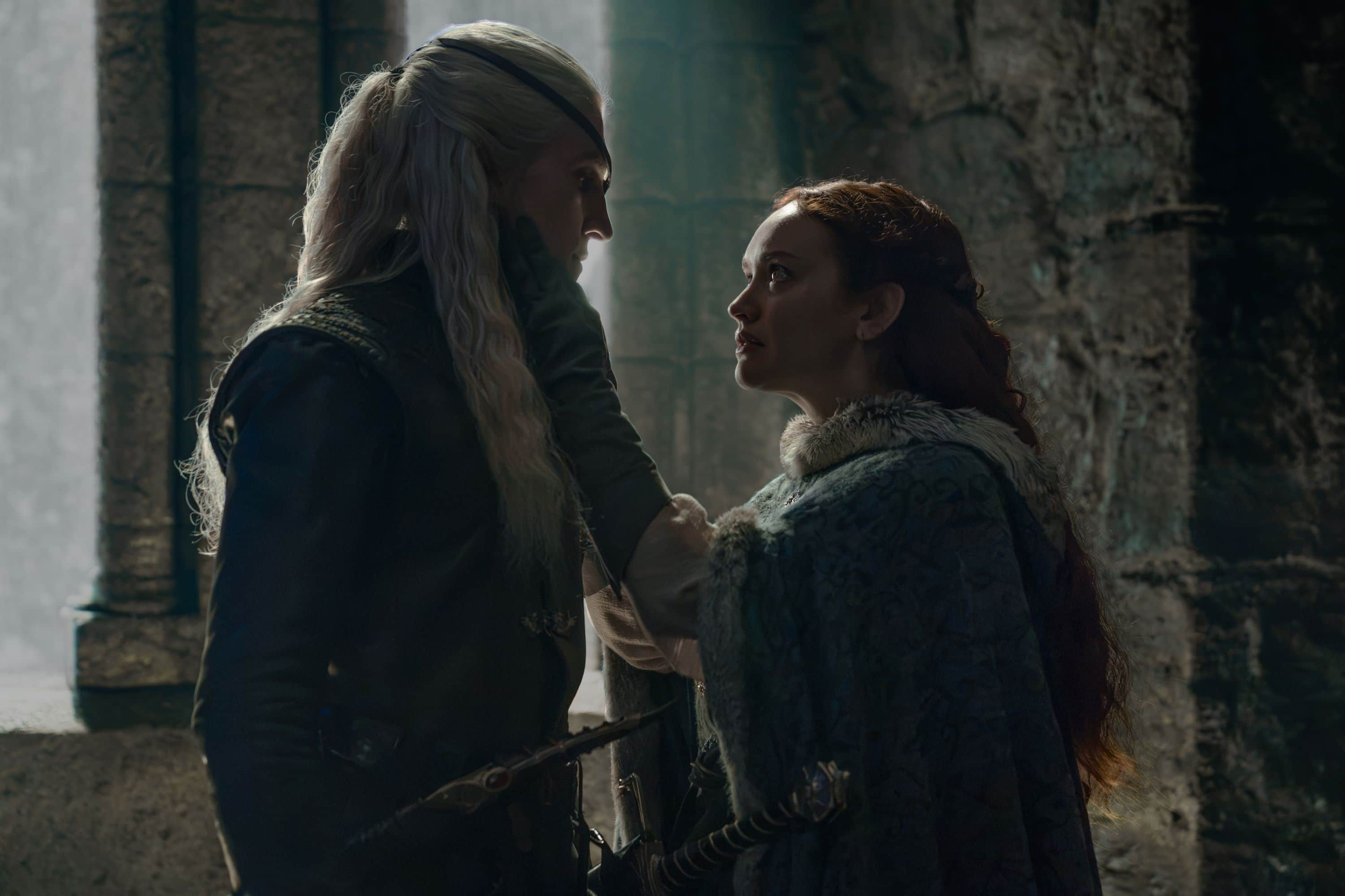 Alicent (Olivia Cooke) e Aemond (Ewan Mitchell) in una scena del settimo episodio della terza stagione di House of the Dragon