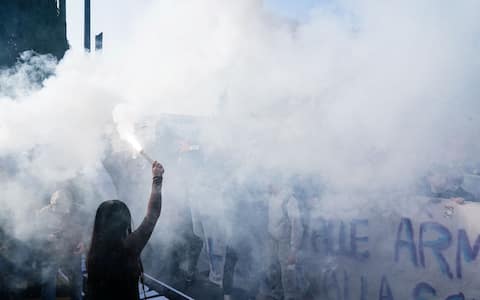 IPA90348907 - Milano, 30/10/2026 - sciopero generale del 30 Ottobre  - il corteo in piazza Leonardo Da Vinci - fumogeni