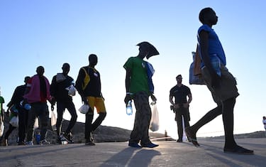 Migrants wait in Cala Pisana to be transferred to other places from the island of Lampedusa, southern Italy, 15 September 2023. A record number of migrants and refugees have arrived on the Italian island of Lampedusa in recent days. Lampedusa's city council declared a state of emergency on 13 September evening after a 48-hour continuous influx of migrants.
ANSA/CIRO FUSCO