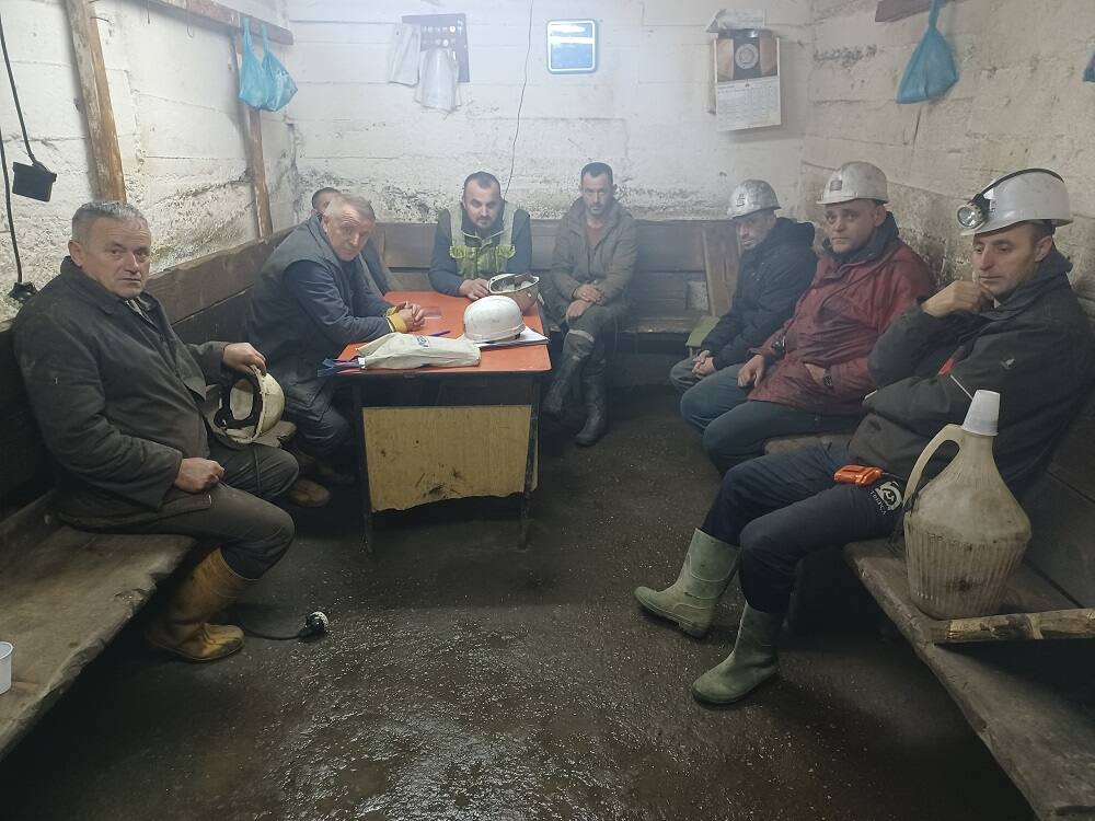 lavoratori  miniera kosovo