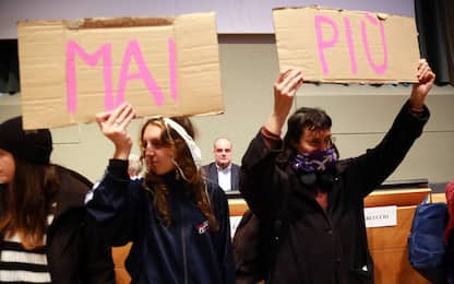 TORINO - TORINO SEDE DELL UNIVERSITA PROTESTA STUDENTI CONTRO LE  MOLESTIE. QUI IN FOTO INTERNO DELL AULA MAGNA UNIVERSITA DEGLI STUDI DI TORINO IL RETTORE STEFANO GEUNA AL CENTRO DEI CARTELLI DI PROTESTA (TORINO - 2024-03-20, Costantino Sergi) p.s. la foto e' utilizzabile nel rispetto del contesto in cui e' stata scattata, e senza intento diffamatorio del decoro delle persone rappresentate