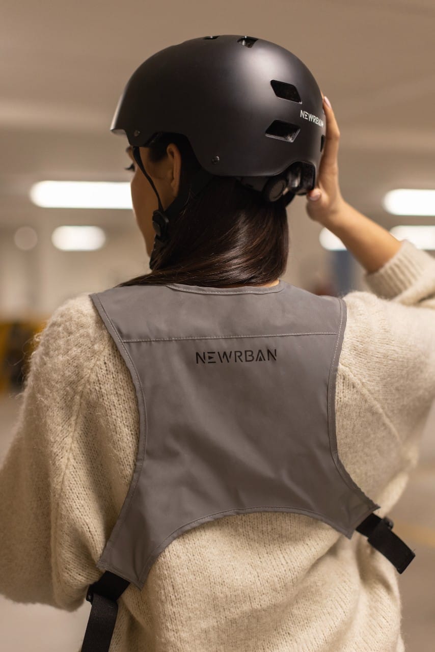 Giubbotto catarifrangente reversibile e casco