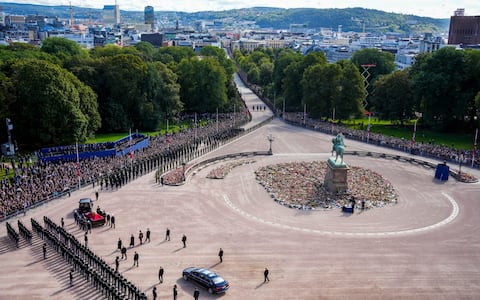 epa13224610 The coffin of Norway's King Harald V is taken from the Palace to Oslo Cathedral for the funeral, in Oslo, Norway, 09 September 2026. The ceremony marks the country's first state funeral for a monarch since the death of King Harald's father, King Olav V, in 1991.  EPA/Hakon Mosvold Larsen  NORWAY OUT