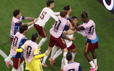 epa13111661 Pedro Porro (2-R) of Spain celebrates with teammate Nico Williams (R) after scoring the 2-0 goal during the FIFA World Cup 2026 semifinals match France against Spain, in Dallas, USA, 14 July 2026.  EPA/SHAWN THEW