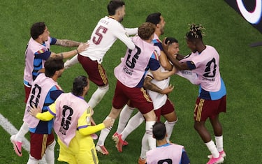 epa13111661 Pedro Porro (2-R) of Spain celebrates with teammate Nico Williams (R) after scoring the 2-0 goal during the FIFA World Cup 2026 semifinals match France against Spain, in Dallas, USA, 14 July 2026.  EPA/SHAWN THEW