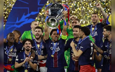 epa13005627 Marquinhos of PSG (C) and his teammates celebrate with the trophy after winning the UEFA Champions League final between Paris Saint-Germain and Arsenal in Budapest, Hungary, 30 May 2026.  EPA/ANNA SZILAGYI