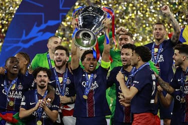 epa13005627 Marquinhos of PSG (C) and his teammates celebrate with the trophy after winning the UEFA Champions League final between Paris Saint-Germain and Arsenal in Budapest, Hungary, 30 May 2026.  EPA/ANNA SZILAGYI