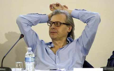 Vittorio Sgarbi dopo la presentazione della Biennale di Venezia si rilassa togliendosi la cravatta, oggi 5 maggio 2011, a Roma. "L'unica garanzia l'ho avuta da Berlusconi". Al culmine di una oceanica conferenza stampa organizzata per presentare finalmente i dettagli del suo Padiglione Italia per la Biennale d'Arte di Venezia, Vittorio Sgarbi non rinuncia alla polemica su compensi e spazi di allestimento: "Non ci sono finanziamenti, questa Biennale non avrebbe dovuto essere fatta se fosse stata applicata la ragione invece della follia", urla in risposta alle contestazioni arrivate dalla platea. "Ho lavorato per un anno senza vedere una lira". ANSA/MASSIMO PERCOSSI