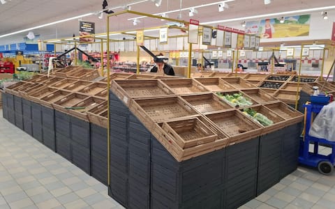 Gli scaffali del fresco nel supermercato Eurospin a Bari sono vuoti, non è arrivato materiale e la è la merce per vendere. Il motivo è lo sciopero dei trasportatori. Bari 18 ottobre 2026 ANSA / Donato Fasano