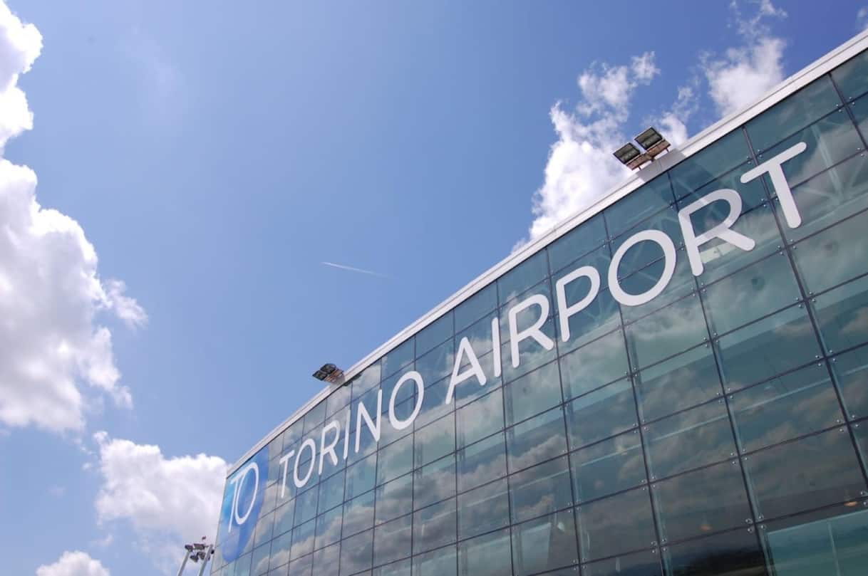 Torino, perde 2mila euro all'aeroporto: la polizia glieli restituisce