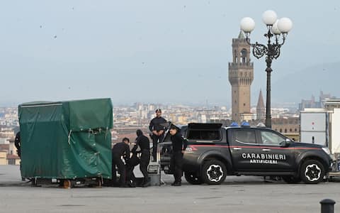 Gruppo artificieri dell Arma dei Carabinieri impegnati durante l allarme bomba al Piazzale Michelangelo di Firenze dopo che e  stata rinvenuta una bombola del gas sotto una copia della statua del David Firenze 05 Ottobre   2026 ANSA/CLAUDIO GIOVANNINI