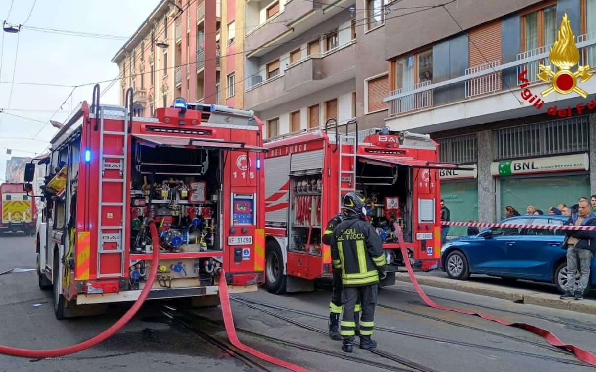 Milano, incendio in un palazzo in via Menabrea. Crollata parte del tetto