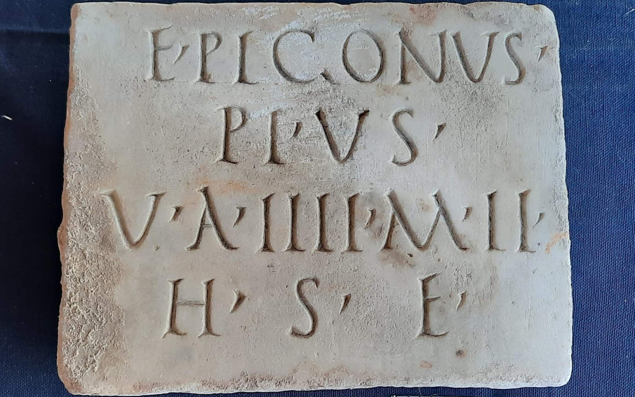 Recuperate a Fano dai Carabinieri e dalle soprintendente di Ancona e Ostia Antica nove Epigrafi trafugate decenni fa. Foto concesse dal Parco archeologico di Ostia antica. 13 settembre 2022 ANSA/TELENEWS