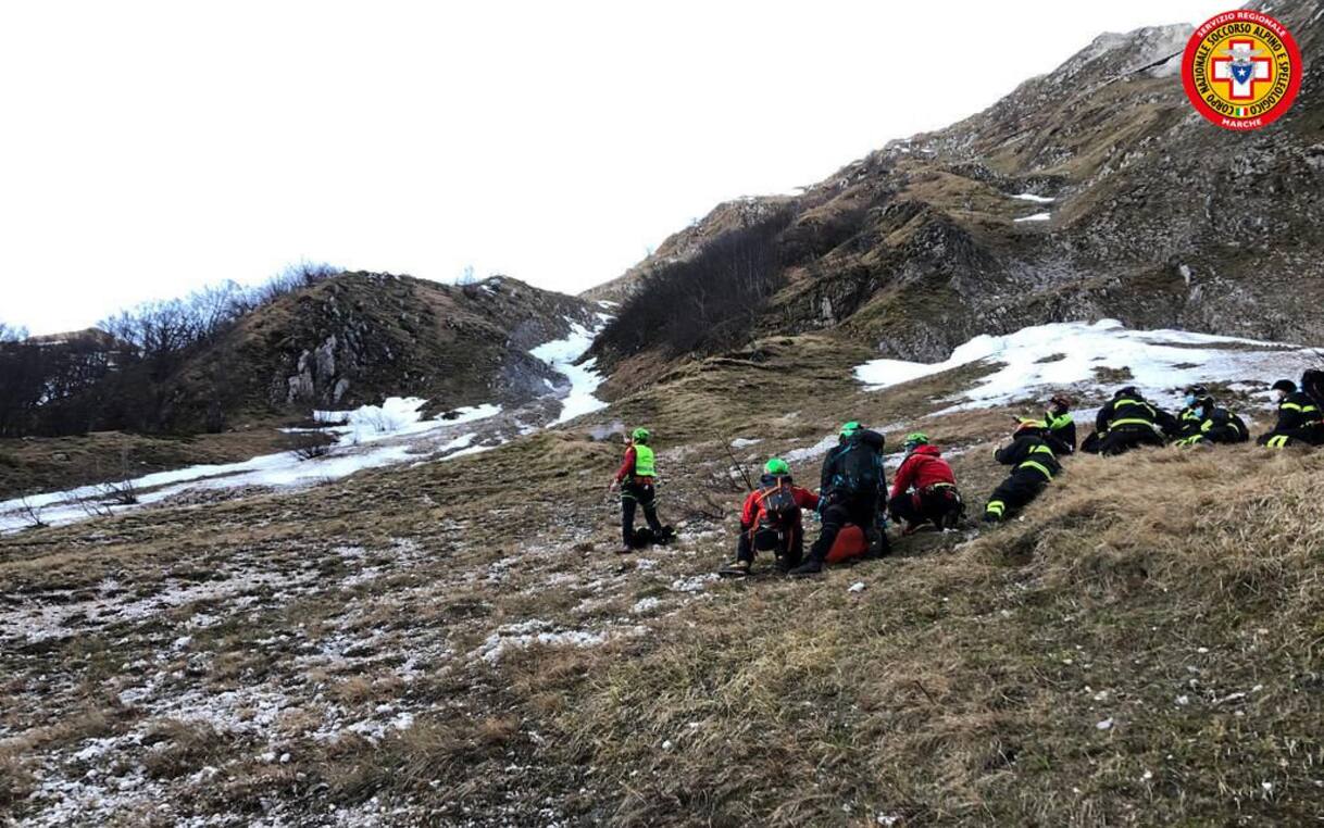Monti Sibillini, escursionista cade in un crepaccio e muore | Sky TG24