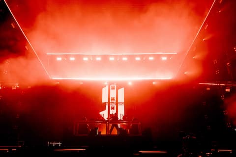 Escenario Revolut iluminado en rojo durante la actuación de Skrillex en Primavera Sound 2026
