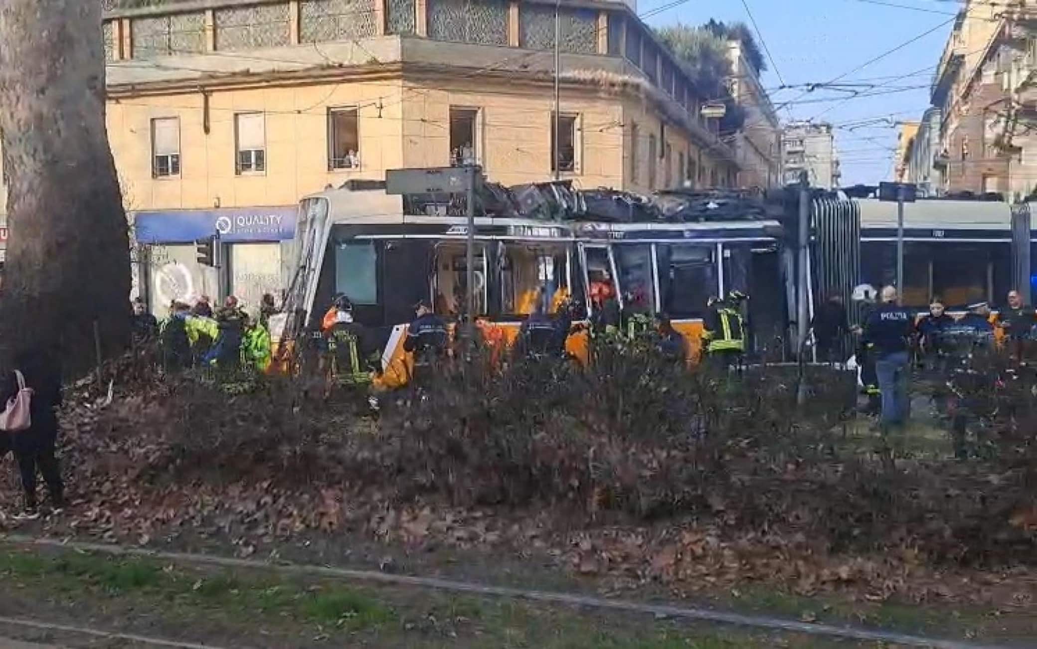 Un frame video del tram della linea 9 che è deragliato poco dopo le 16 a Milano, in viale Vittorio Veneto direzione Porta Venezia, finendo la sua corsa fuori dai binari contro un edificio e investendo delle persone, che si sono ritrovate incastrate sotto il mezzo, 27 febbraio 2026 ANSA / Stefano Rottigni