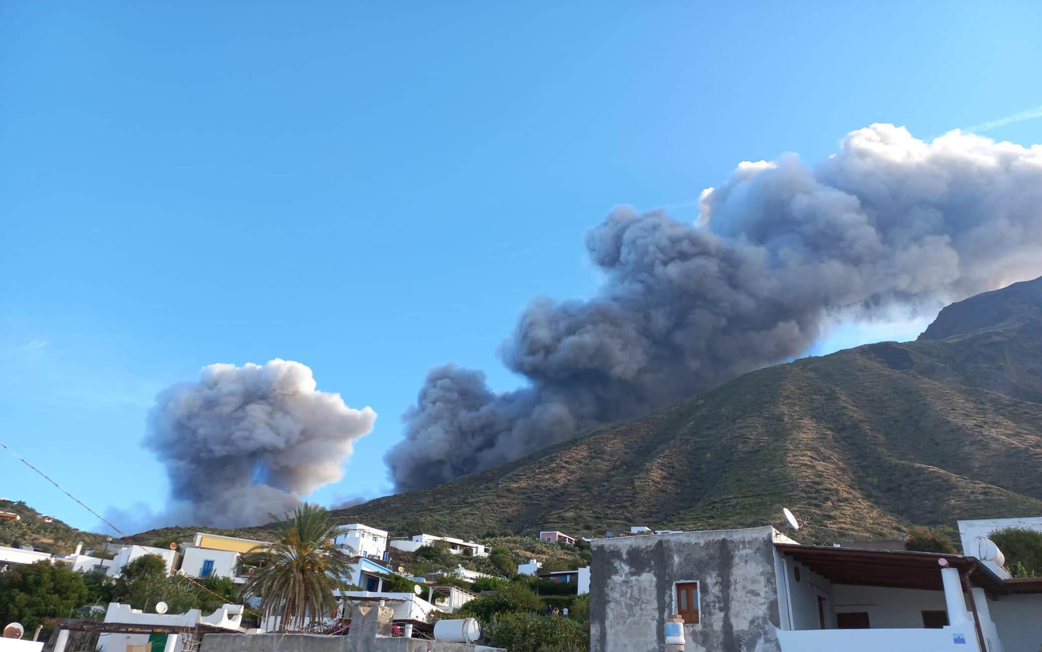 The Stromboli volcano returns to make its voice heard. From this morning an imposing lava flow, accompanied by dense smoke and also visible from the hamlet of Ginostra, falls from the north crater and, crossing the Sciara del fuoco, approaches the coast line, Stromboli island, southern Italy, 09 October 2022.ANSA/FRANCESCO NUCCIO