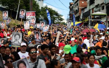 Proteste dei sostenitori di Maduro contro Kamla Persad-Bissessar 