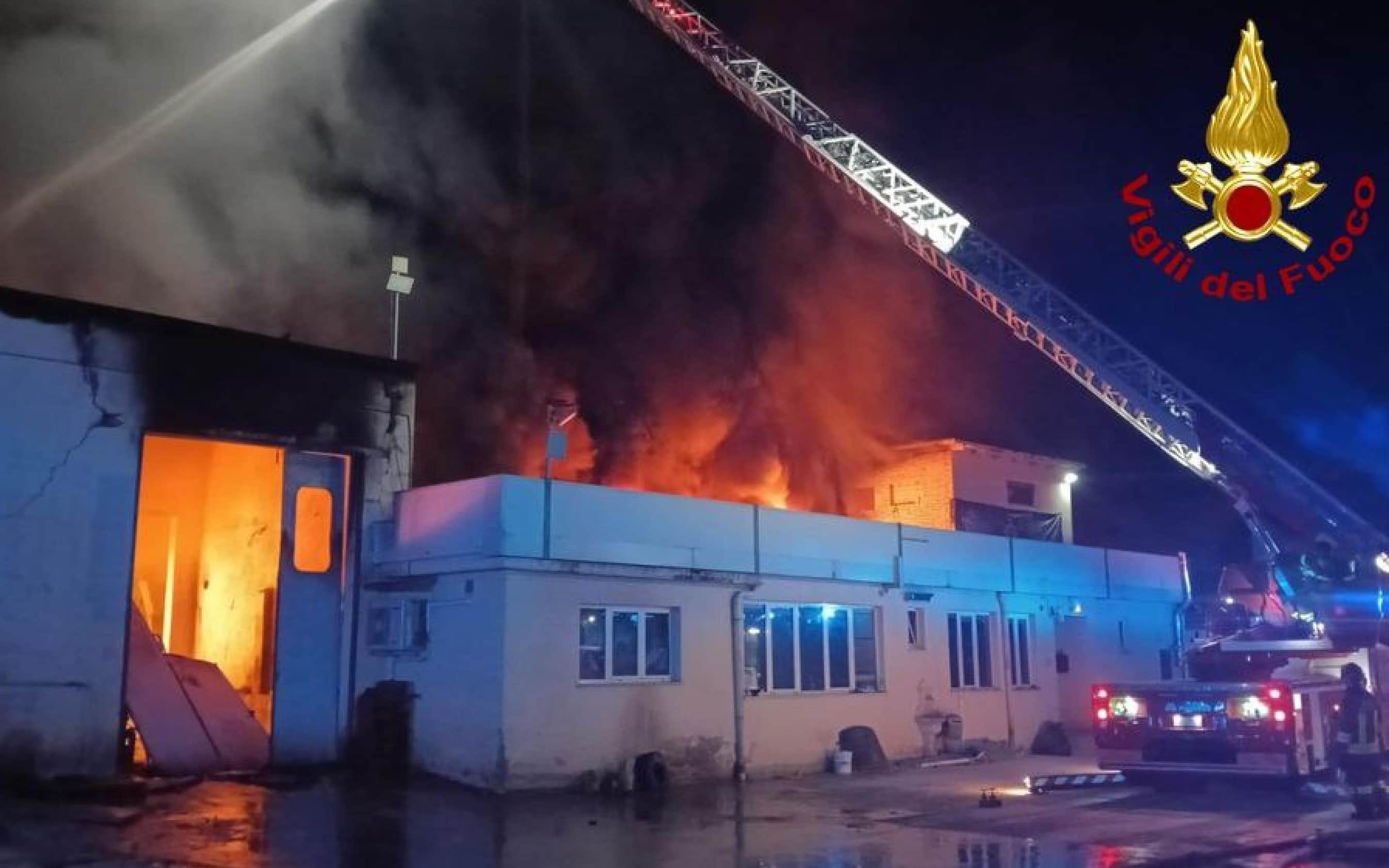 Vasto incendio in azienda di smaltimento materiali ferrosi a Osimo
