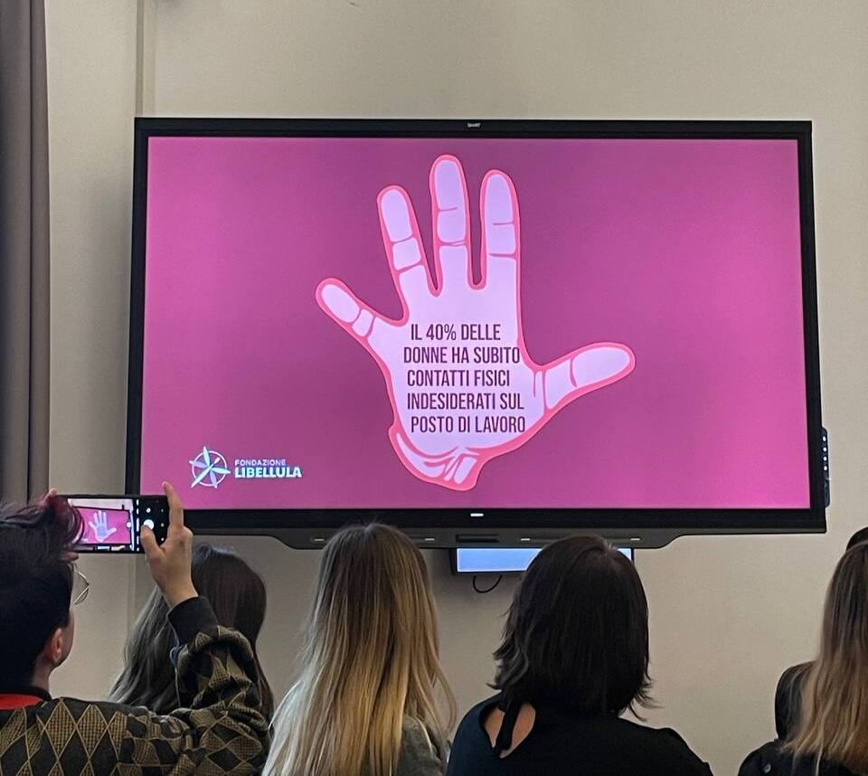 I dati sulle molestie sul lavoro presentati da Fondazione Libellula.