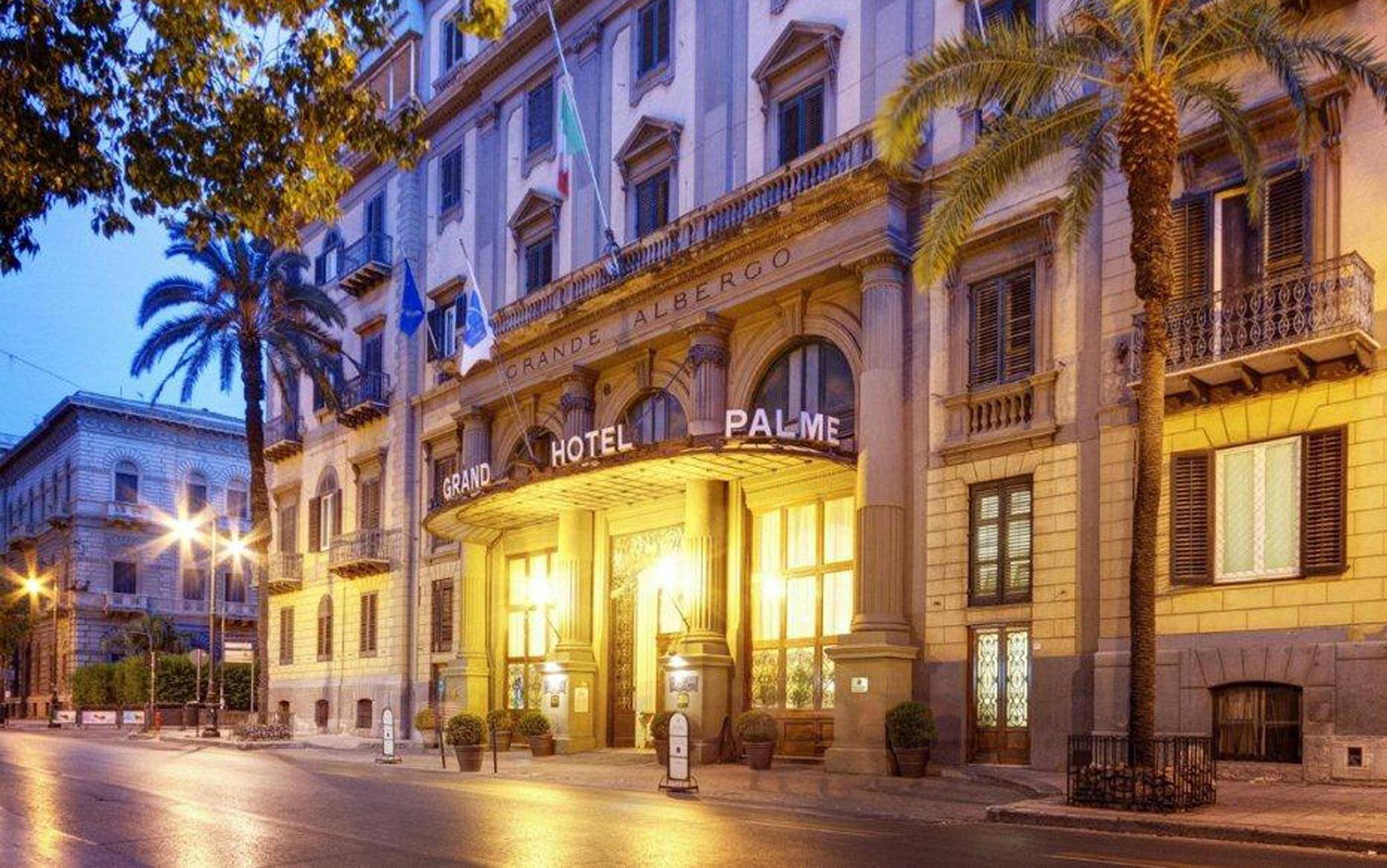 Chiuderà a gennaio il Grand hotel et des Palmes, albergo che rappresenta un pezzo di storia di Palermo. La società che lo gestisce - il gruppo Acqua Marcia, in regime di concordato preventivo - ha annunciato la decisione ai sindacati, che incontrerà la prossima settimana. Il piano prevede il licenziamento di 37 dei 41 dipendenti. Tra le ipotesi quella della cessione dell'immobile, un tempo residenza della famiglia inglese Whitaker poi trasformata in albergo dall'architetto Ernesto Basile.   ANSA    +++EDITORIAL USE ONLY-NO SALES-NO ARCHIVE+++