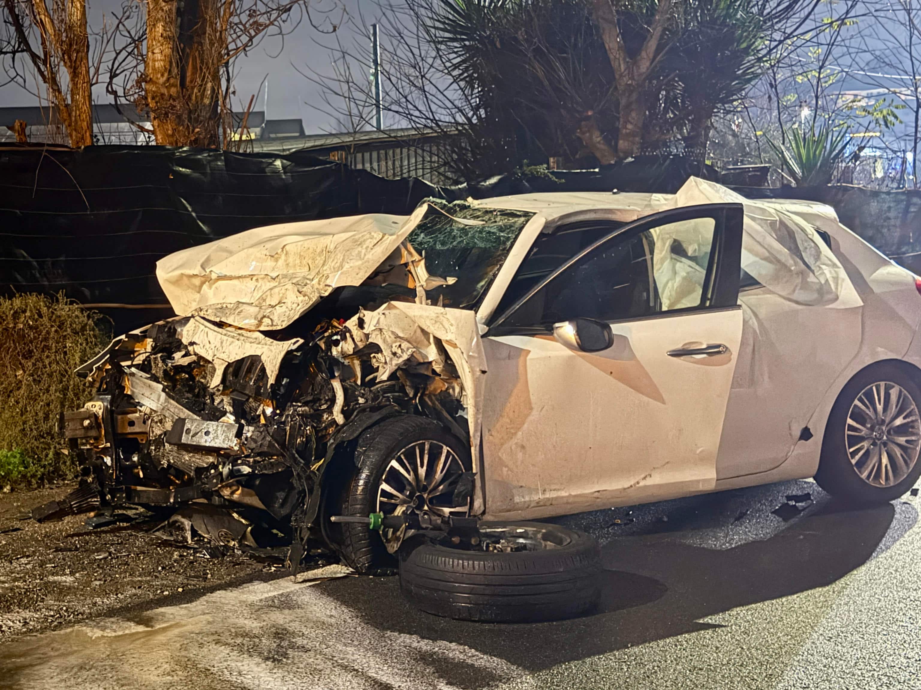 Tre morti e un ferito in gravi condizioni. E' il bilancio di un incidente automobilistico avvenuto ieri sera nella zona di Tor San Lorenzo a Roma, 03 gennaio 2026. Lo scontro frontale è avvenuto tra due auto e ha provocato la morte di un uomo di 70 anni, di sua moglie di 63 e del 37enne che era bordo dell'altra auto. Una quarta persona, un figlio della coppia, ha riportato ferite gravi ma non sarebbe in pericolo di vita. Il fatto è avvenuto su via Laurentina. Secondo una prima ricostruzione l'impatto sarebbe stato provocato da un sorpasso azzardato in curva da parte del 37 enne che ha andato poi ad impattare frontalmente contro l'altra auto. 
ANSA/DAVID NICOLO'