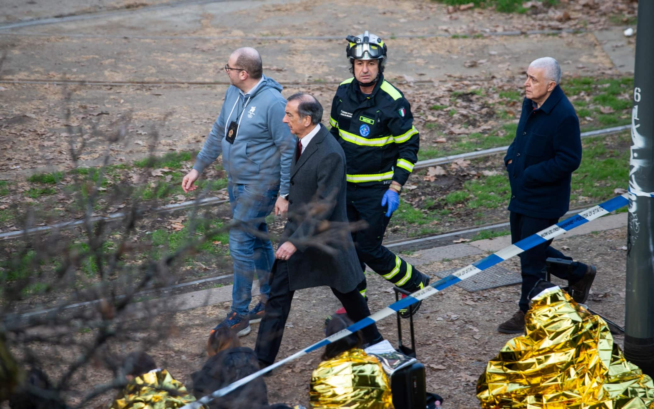 Il sindaco di Milano Beppe Sala sul luogo in cui un tram della linea 9 ha deragliato, in zona Porta Venezia, travolgendo delle persone. Milano, 27 febbraio 2026, ANSA/Davide Canella