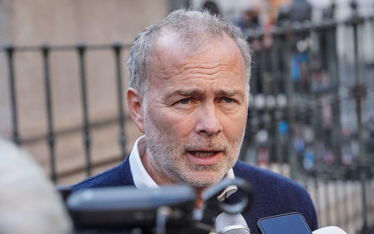 Il candidato sindaco del centrodestra, Paolo Damilano, parla con i giornalisti   davanti davanti alla sede del Comune dopo la sconfitta al ballottaggio delle elezioni amministrative di Torino contro il Dem Stefano Lo Russo, 18 ottobre 2021. 
ANSA/JESSICA PASQUALON