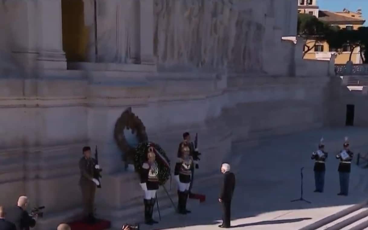 25 aprile, Mattarella depone una corona d'alloro all'Altare della Patria. DIRETTA