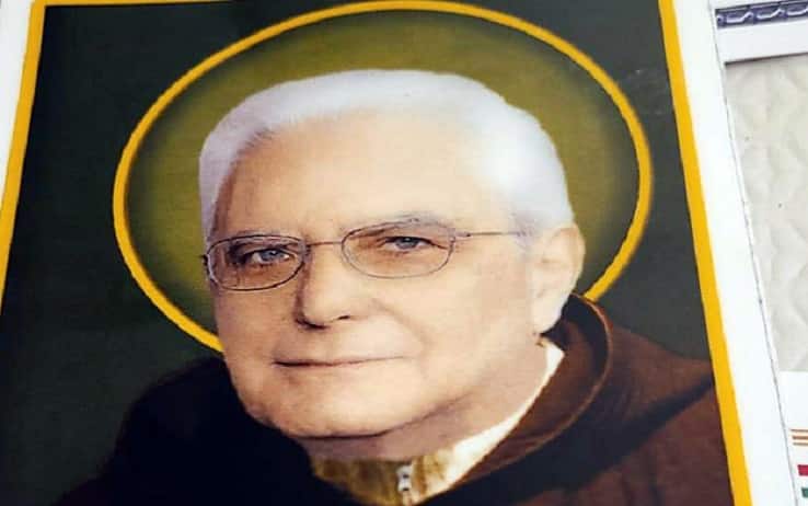 Dalle magliette (con il cognome stampato in stile Metallica) ai meme, fino ai santini. Nel giorno in cui Sergio Mattarella conquista il podio dei più votati (da solo, ieri era con il professor Paolo Maddalena), in Parlamento circolano pure le immaginette tascabili, stile santino, del presidente raffigurato con l'aureola in testa, il saio e la preghiera: 'Ovunque proteggimi. Ad alimentare la 'chicca' è stato un deputato che a Natale ha scovato il santino e l'ha mostrato a qualcuno. Da lì il passaparola e la corsa a fotografarlo, fino a fare il giro delle chat. La novità del santino si aggiunge alle tante trovate ironiche su uno dei capi di Stato più popolari fra gli italiani.
ANSA