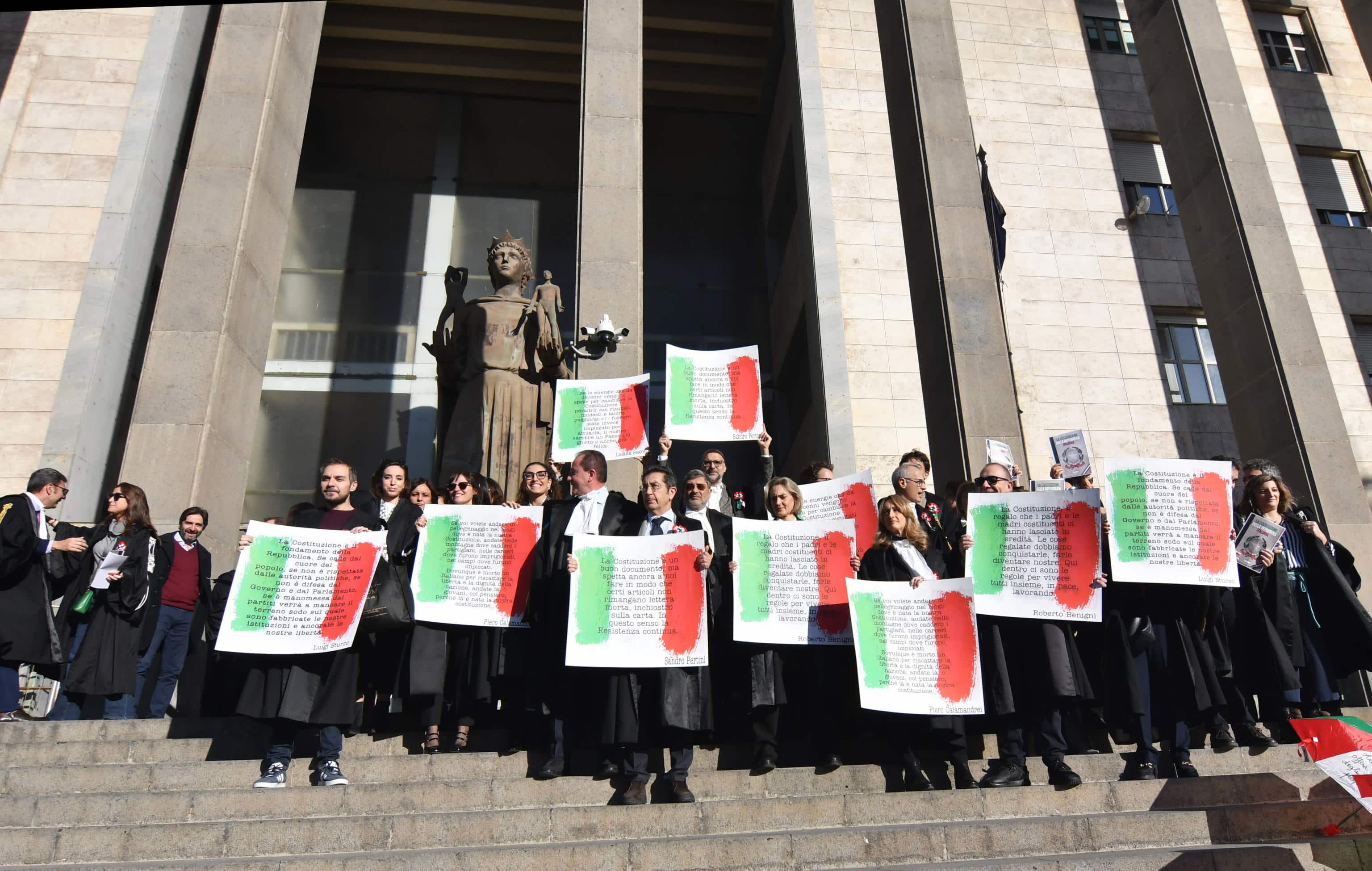 Magistrati sulla scalinata d'ingresso del Palazzo di Giustizia in toga, con una coccarda tricolore e manifesti con frasi a difesa della Costituzione, in segno di protesta, nel giorno della cerimonia dell'inaugurazione dell'Anno giudiziario nel Distretto, contro il disegno di legge sulla separazione delle carriere, Catania, 25 gennaio 2025.
ANSA/ ORIETTA SCARDINO