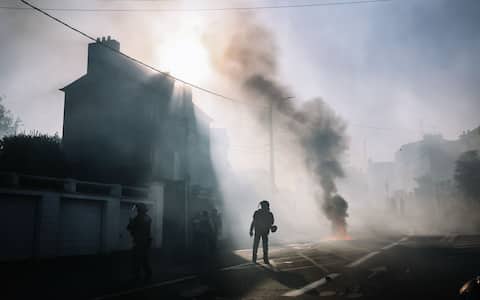 IPA89183691 - Le 1er octobre 2026, a Brest, en France, des lyceens du campus Kerichen, qui regroupe les lycees La Perouse-Kerichen, Jules Lesven et Vauban, participent a une manifestation lyceenne dans les rues de Brest.
Un feu de barricade brule au milieu de la chaussee tandis que des gaz lacrymogenes sont tires lors des affrontements entre manifestants et policiers.
On October 1, 2026, in Brest, France, high school students from the Kerichen campus, which includes La Perouse-Kerichen, Jules Lesven and Vauban high schools, take part in a student protest through the streets of Brest.A burning barricade in the middle of the street as tear gas is fired during clashes between protesters and police.//PICAUDJUSTIN_P0131/Credit:Justin Picaud/SIPA/2610011737