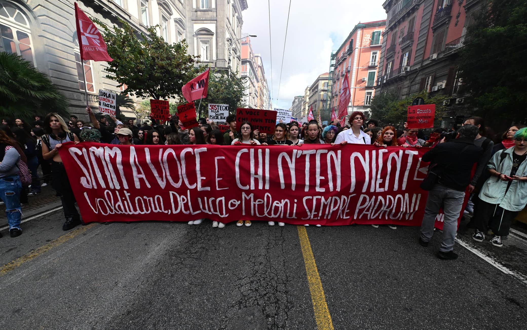 Manifestazione studentesca 'No Meloni day' a Napoli, 18 novembre 2022.ANSA/ CIRO FUSCO