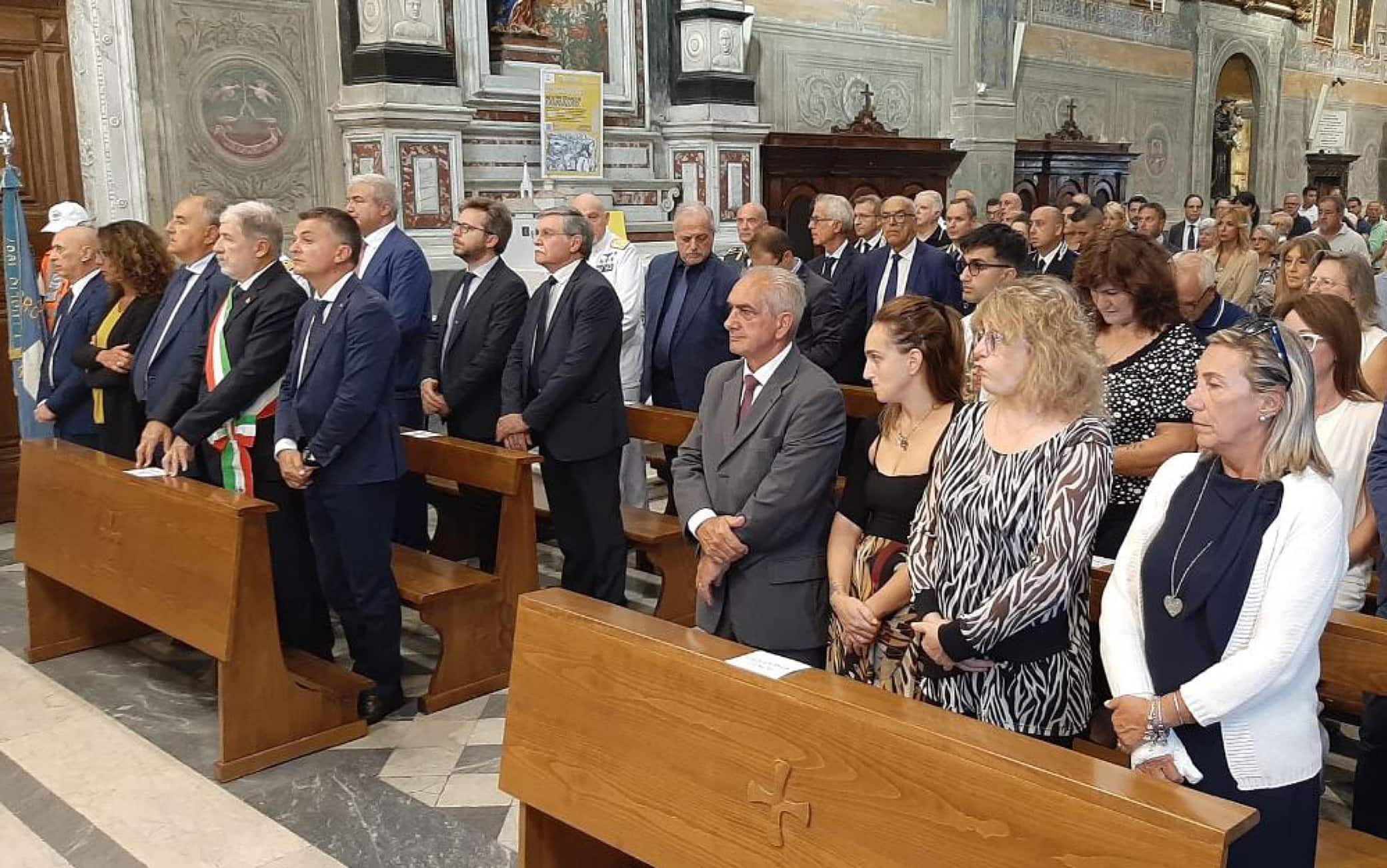Un momento della messa in memoria dei defunti del crollo del Ponte Morandi. I nomi delle 43 vittime campeggiano sul maxischermo davanti alla  facciata della sede della Regione Liguria nel giorno del quinto anniversario della tragedia, Genova 14 agosto 2023. ANSA/LUCA ZENNARO