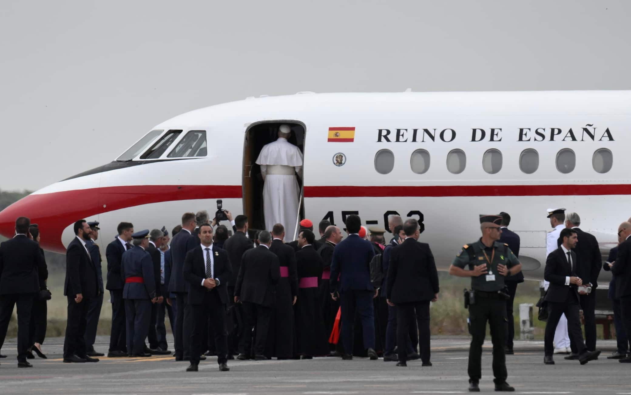 Papa Leone XIV sale a bordo dell'aereo del Re di ìSpagna, offerto gentilmente da Sua Maestà, per far rientro a Roma, 12 giugno 2026. // Pope Leo XIV boards the King of Spain's plane, kindly donated by His Majesty, to return to Rome, June 12, 2026. ANSA/ CIRO FUSCO