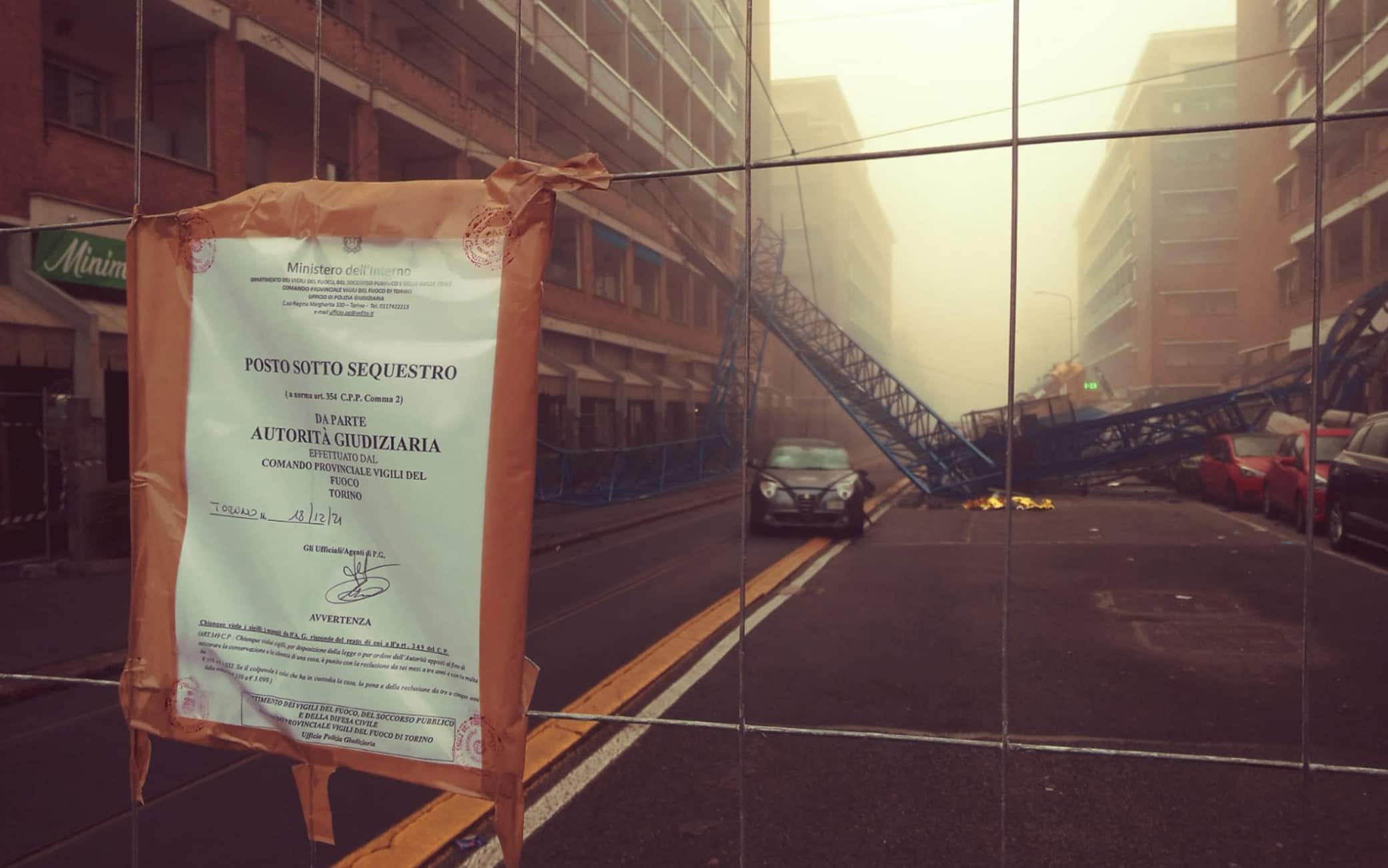 Una veduta di via Genova il giorno dopo l'incidente in cui sono morti tre operai, Torino, 19 dicembre 2021. ANSA/ MAURO BARLETTA