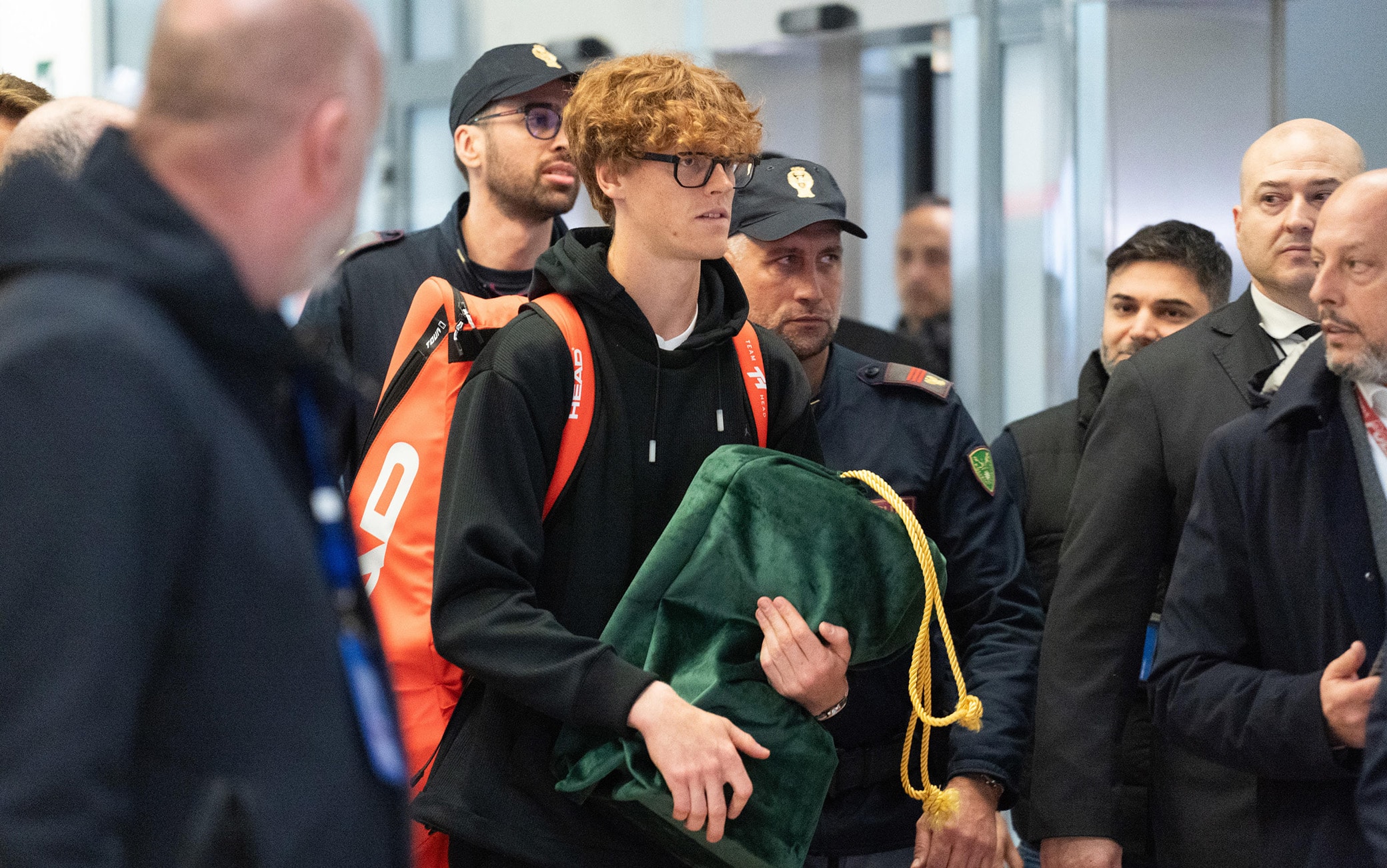 Jannik Sinner all'arrivo in aeroporto